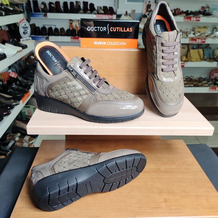 Doctor Cutillas 60329 – Zapato ancho especial en taupe con elásticos, cremallera y cuña baja   VICKY Zapatos
