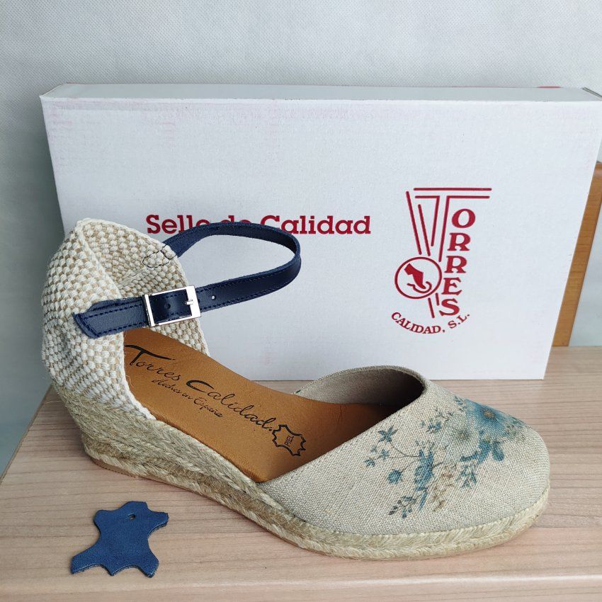 Sandalia Yute Mujer TORRES 5020 Cuña Lino Estampado Floral con Piel Negra – Planta Gel Hechas en España