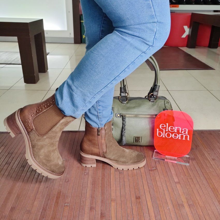 Elena Bloom – Botín casual de piel afelpada con tachuelas y tacón ancho   Vicky Zapatos