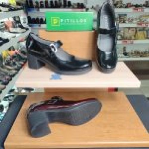 Pitillos 30100 | Salón de piel charol con hebilla y tacón medio – Calzados Vicky