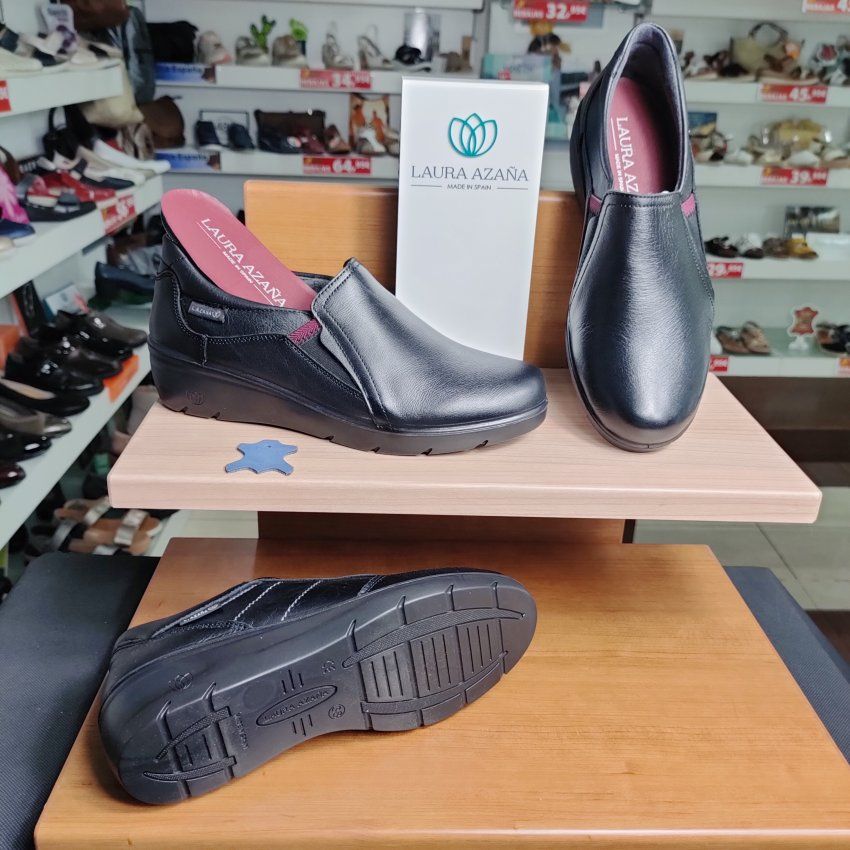Laura Azaña 26801 – Zapato profesional de piel con elásticos laterales y cuña baja | VickyZapatos