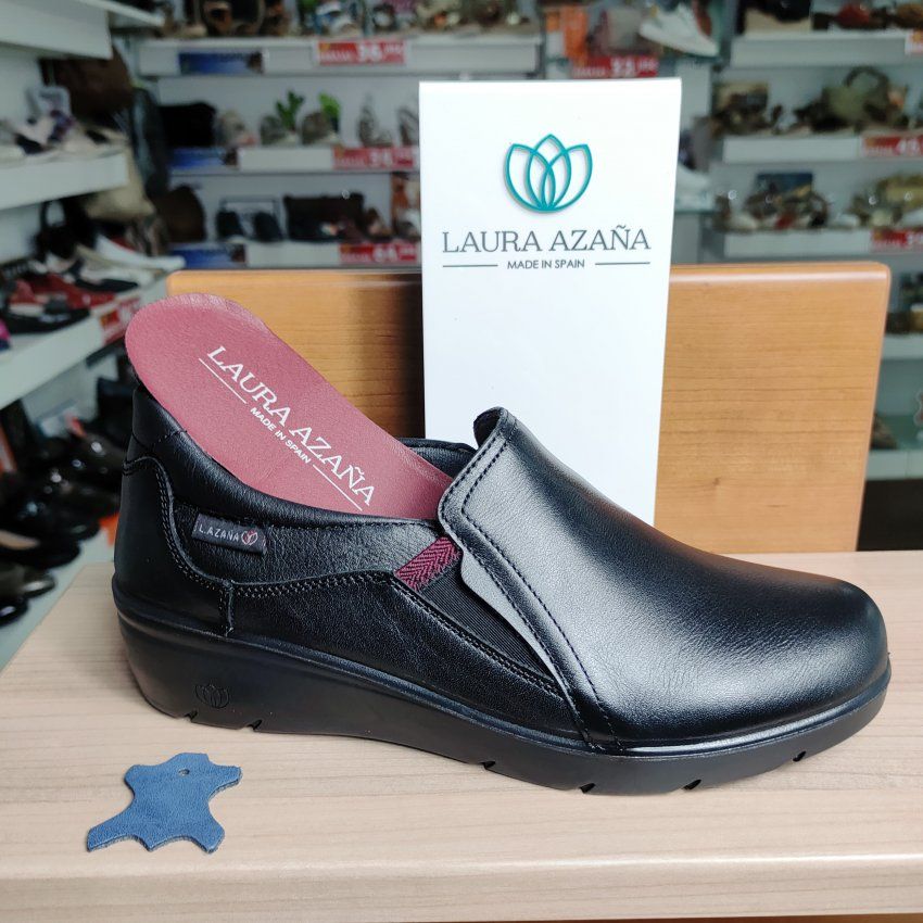 Laura Azaña 26801 – Zapato profesional de piel con elásticos laterales y cuña baja | VickyZapatos