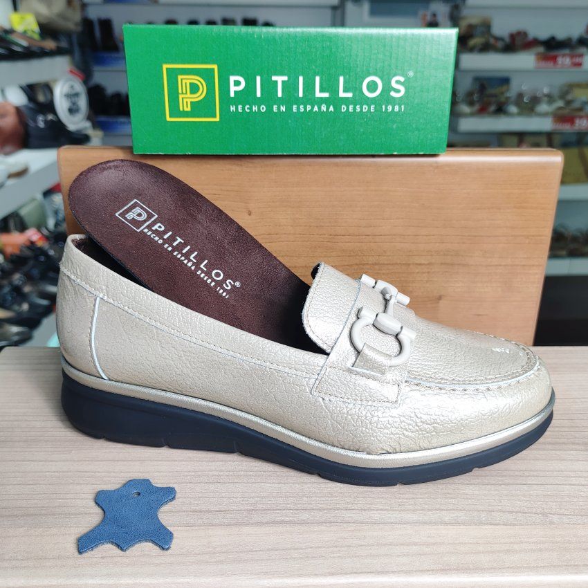 Pitillos 10701 | Mocasín de piel charol con hebilla y cuña baja – Calzados Vicky
