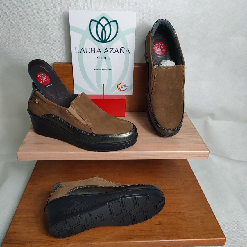 Mocasín Confort Mujer LAURA AZAÑA 28901 Piel Afelpada Metal Taupe – Memory Foam