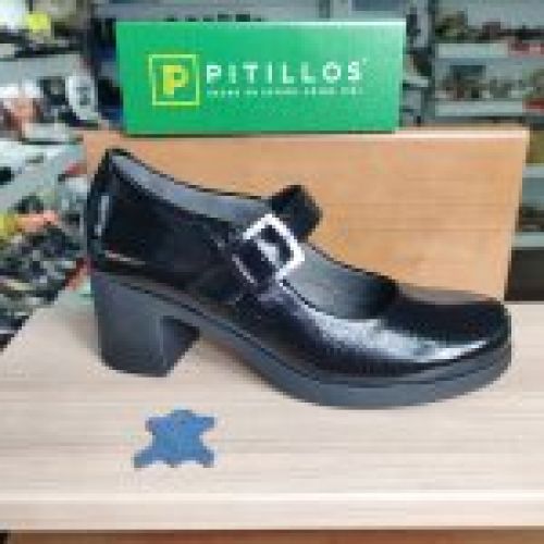 Pitillos 30100 | Salón de piel charol con hebilla y tacón medio – Calzados Vicky