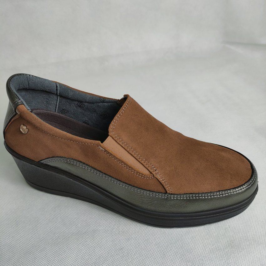 Mocasín Confort Mujer LAURA AZAÑA 28901 Piel Afelpada Metal Taupe – Memory Foam