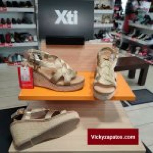 Sandalia Vegana de Gliter Con Cuña Alta XTI 141441 Primavera Verano 23 Coslada