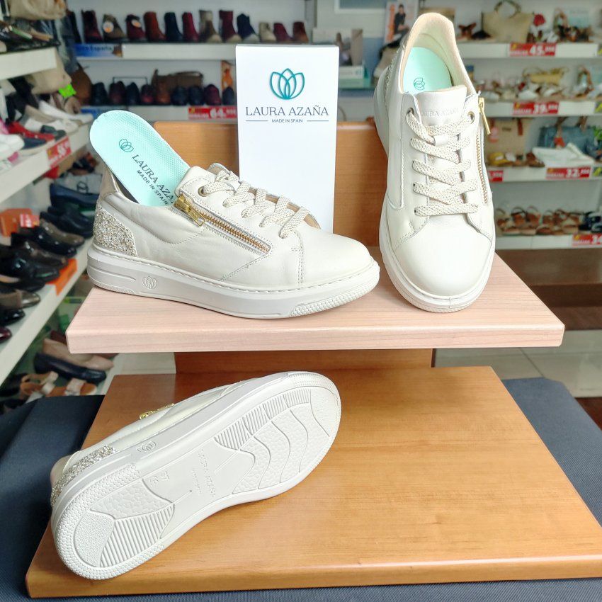 Laura Azaña 27605 – Deportivo casual de mujer en piel crema con brillantes y memory foam   VICKY Zapatos