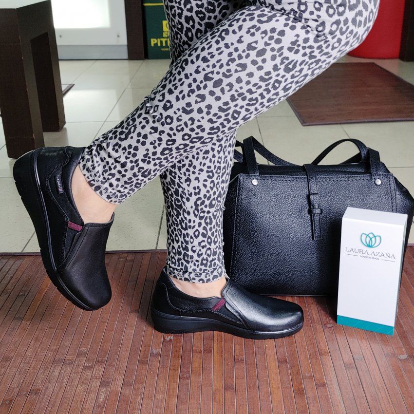 Laura Azaña 26801 – Zapato profesional de piel con elásticos laterales y cuña baja | VickyZapatos