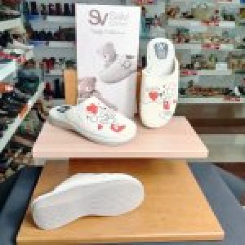 Salvi 02F – Zapatilla de casa de mujer en tejido ursus crudo con serigrafía Mickey & Minnie   VICKY Zapatos