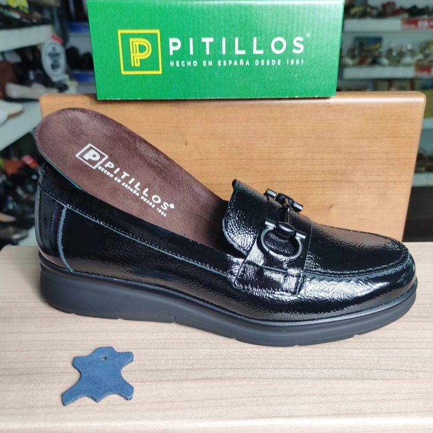 Pitillos 10701 | Mocasín de piel charol con hebilla y cuña baja – Calzados Vicky