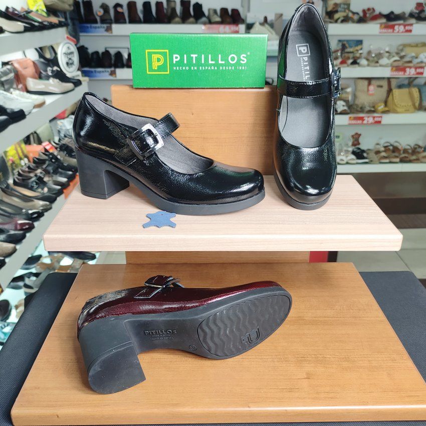 Pitillos 30100 | Salón de piel charol con hebilla y tacón medio – Calzados Vicky