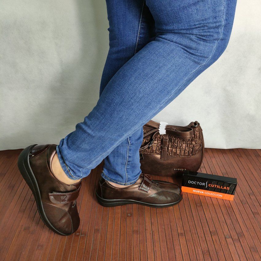 Zapato de Velcro Piso Plano en Piel y Licras Máxima Adaptación DOCTOR CUTILLAS 43514 HECHO EN ESPAÑA