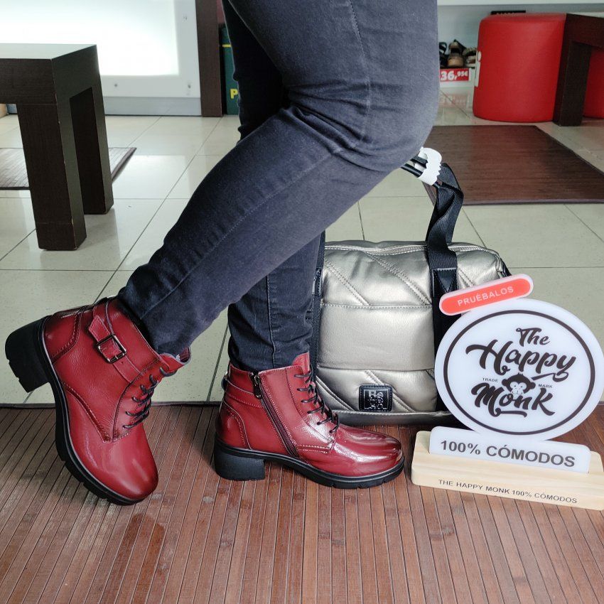 The Happy Monk Madrid 03 – Botín casual de mujer en piel charol burdeos con tacón medio y hebillas   VICKY Zapatos