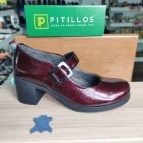 Pitillos 30100 | Salón de piel charol con hebilla y tacón medio – Calzados Vicky
