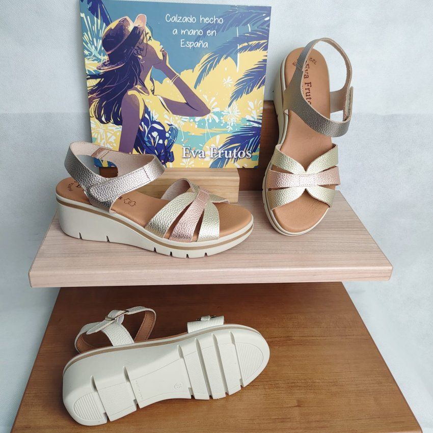 Sandalia en Piel Metalizada EVA FRUTOS 6450 con Planta de Gel y Cuña Media Hechas en España