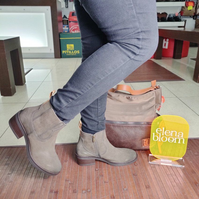 Elena Bloom – Botín campero de piel afelpada color visón   VICKY Zapatos