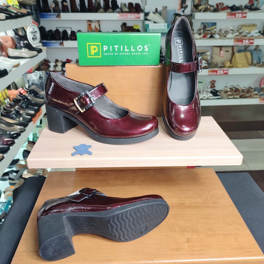 Pitillos 30100 | Salón de piel charol con hebilla y tacón medio – Calzados Vicky