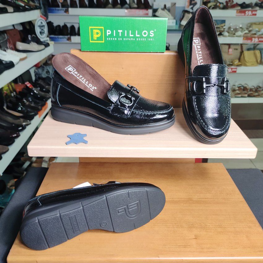 Pitillos 10701 | Mocasín de piel charol con hebilla y cuña baja – Calzados Vicky
