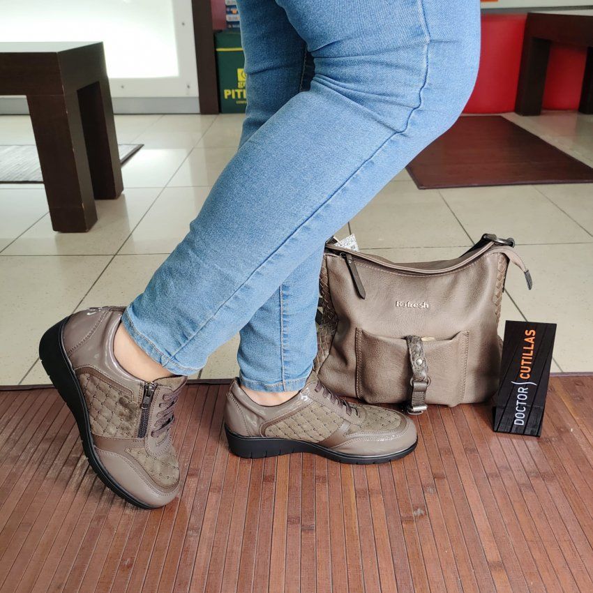 Doctor Cutillas 60329 – Zapato ancho especial en taupe con elásticos, cremallera y cuña baja   VICKY Zapatos