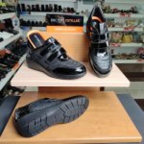 Doctor Cutillas 60330 – Zapato ancho especial de mujer en negro con velcros y cuña baja   VICKY Zapatos