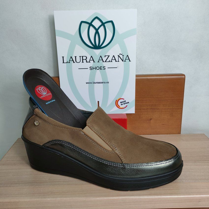 Mocasín Confort Mujer LAURA AZAÑA 28901 Piel Afelpada Metal Taupe – Memory Foam