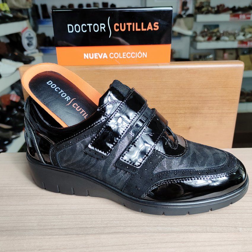 Doctor Cutillas 60330 – Zapato ancho especial de mujer en negro con velcros y cuña baja   VICKY Zapatos