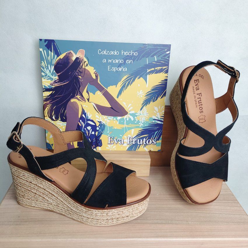 Sandalia en Piel Afelpada EVA FRUTOS 5857 con Cuña Alta y Planta de Gel Hechas en España