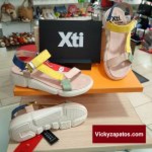 Sandalia Plana Con tiras y Ajuste de Velcro XTI 44521 Moda Vegana Primavera Verano 22 Coslada
