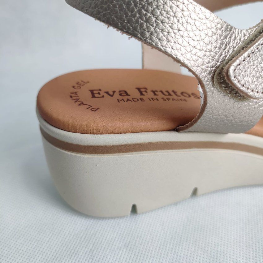 Sandalia en Piel Beige EVA FRUTOS 6412 con Planta de Gel y Cuña Media Hechas en España