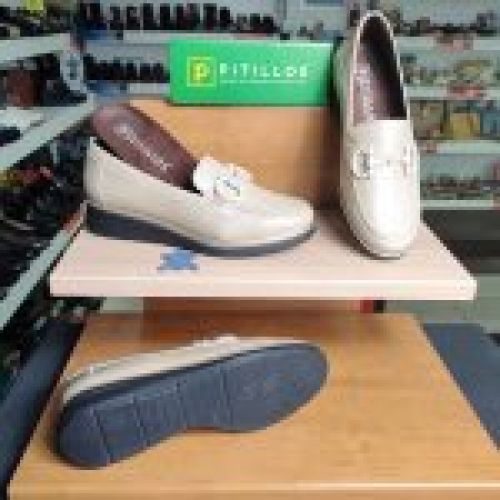 Pitillos 10701 | Mocasín de piel charol con hebilla y cuña baja – Calzados Vicky