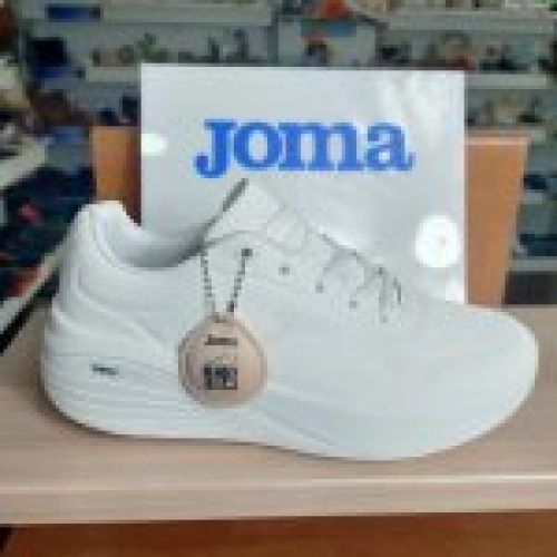Zapatillas casual blancas para mujer de la marca JOMA, diseñadas en microfibra PU de alta calidad. Cuentan con plantilla de Memory Foam que se adapta al pie, ofreciendo un confort superior para uso diario.