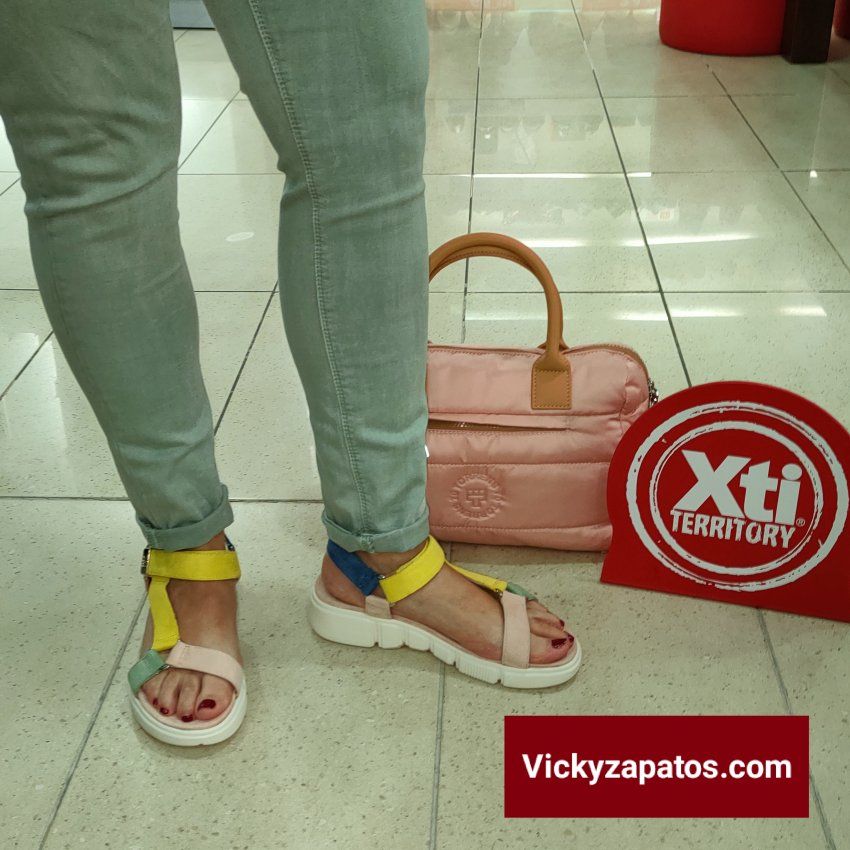 Sandalia Plana Con tiras y Ajuste de Velcro XTI 44521 Moda Vegana Primavera Verano 22