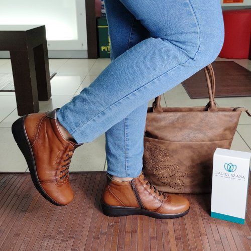 Laura Azaña 26847 – Botín de piel con cuña baja y cierre combinado Hechos en España | VickyZapatos