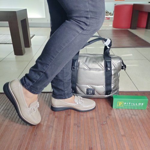 Pitillos 10701 | Mocasín de piel charol con hebilla y cuña baja – Calzados Vicky