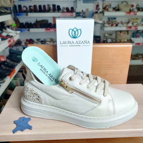 Laura Azaña 27605 – Deportivo casual de mujer en piel crema con brillantes y memory foam   VICKY Zapatos