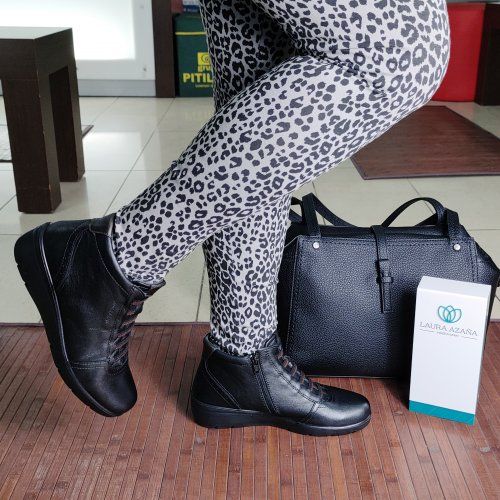 Laura Azaña 26847 – Botín de piel con cuña baja y cierre combinado Hechos en España | VickyZapatos